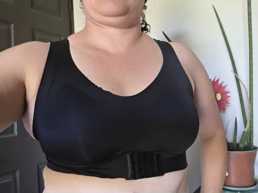 Mujer usando el corrector de postura NÜMA color negro